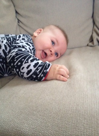 Liam 6 månader. Gosar i soffan... Bilden tagen runt september -14